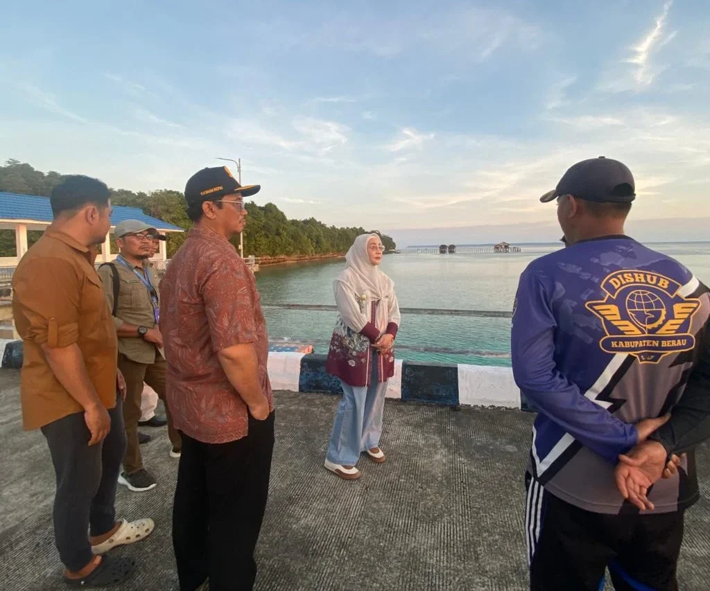 Bupati Berau, Sri Juniarsih, saat meninjau dermaga Pulau Maratua, Jumat (5/6/2026). (DIVA/BT)