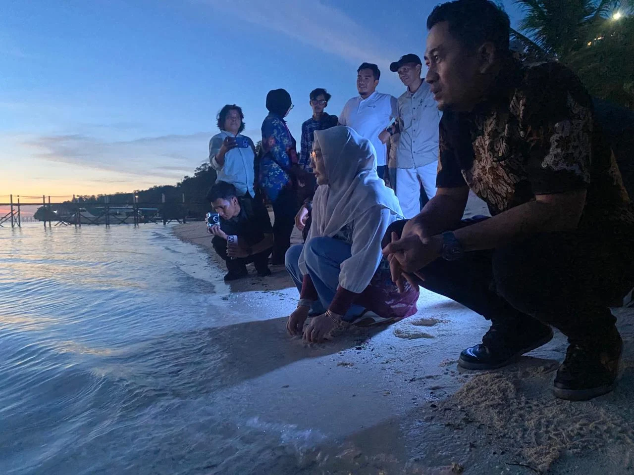 Dukung Konservasi Pulau Wisata, Bupati Berau Lepas Puluhan Tukik di Pantai Green Nirvana Maratua