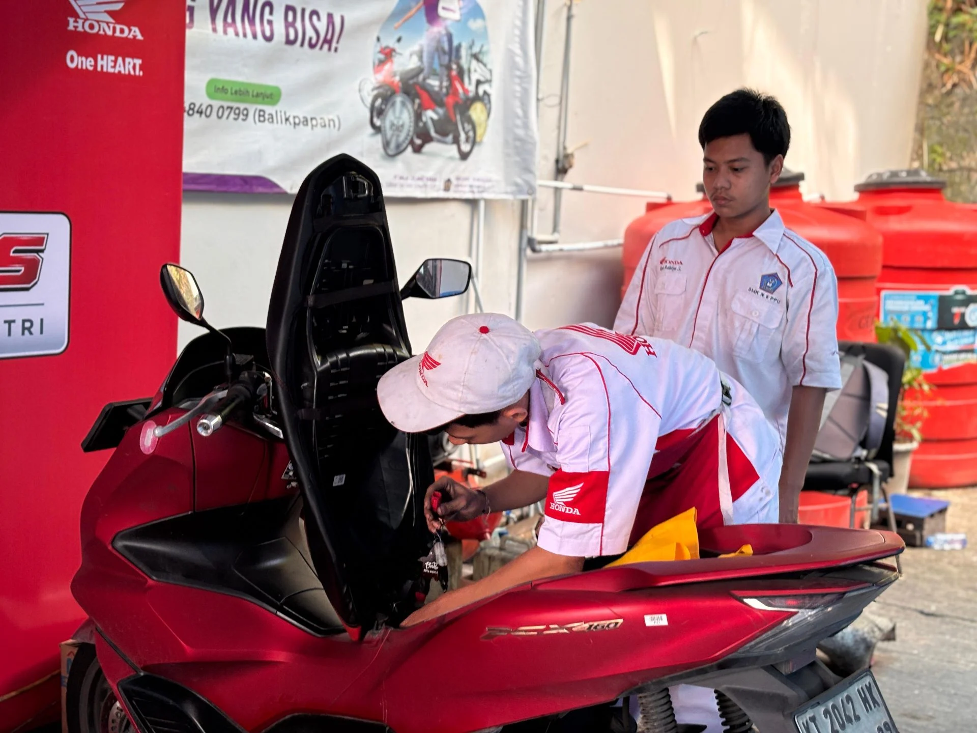 Bukan Sekadar Teknis, Siswa Magang SMKN 6 Balikpapan Asah KemampuanKomunikasi dan Pemasaran di Program Service Visit Bersama Astra Motor Kaltim 1