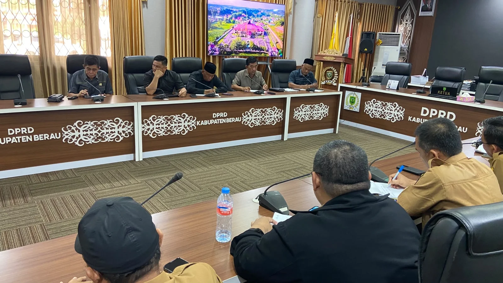 Suasana RDP Komisi II DPRD Berau bersama ormas dan OPD terkait dasar penetapan nilai BPHTB, Senin (8/6/2026).