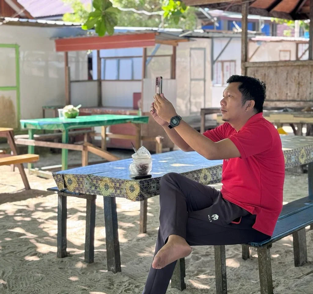 Wisatawan tengah mencari sinyal saat berlibur di Pulau Maratua. (ZUHRI/BT)