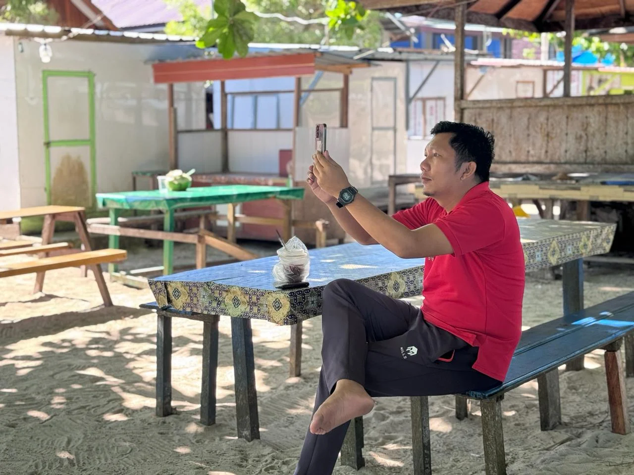 Wisatawan tengah mencari sinyal saat berlibur di Pulau Maratua. (ZUHRI/BT)