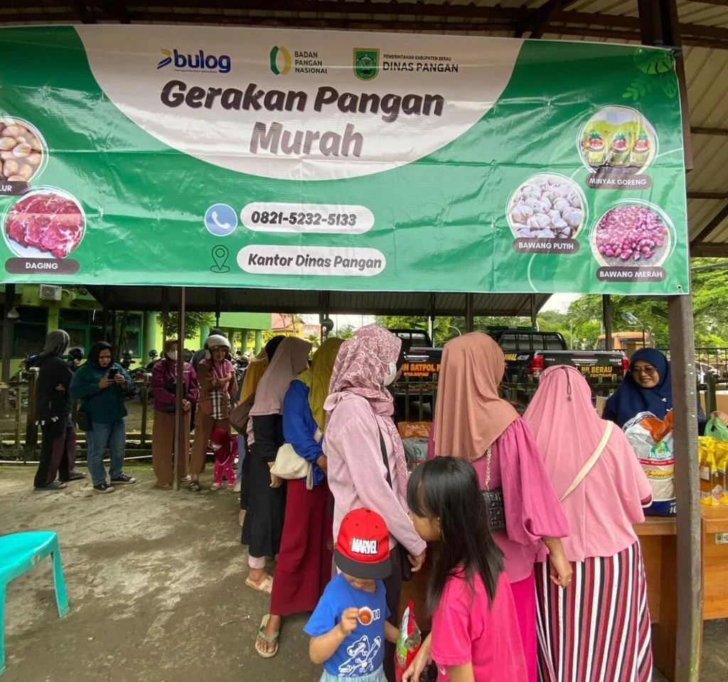 Jual beli sembako dan sayuran di kantor Dinas Pangan Berau, Jalan Murjani I. (Sulaiman/BT)