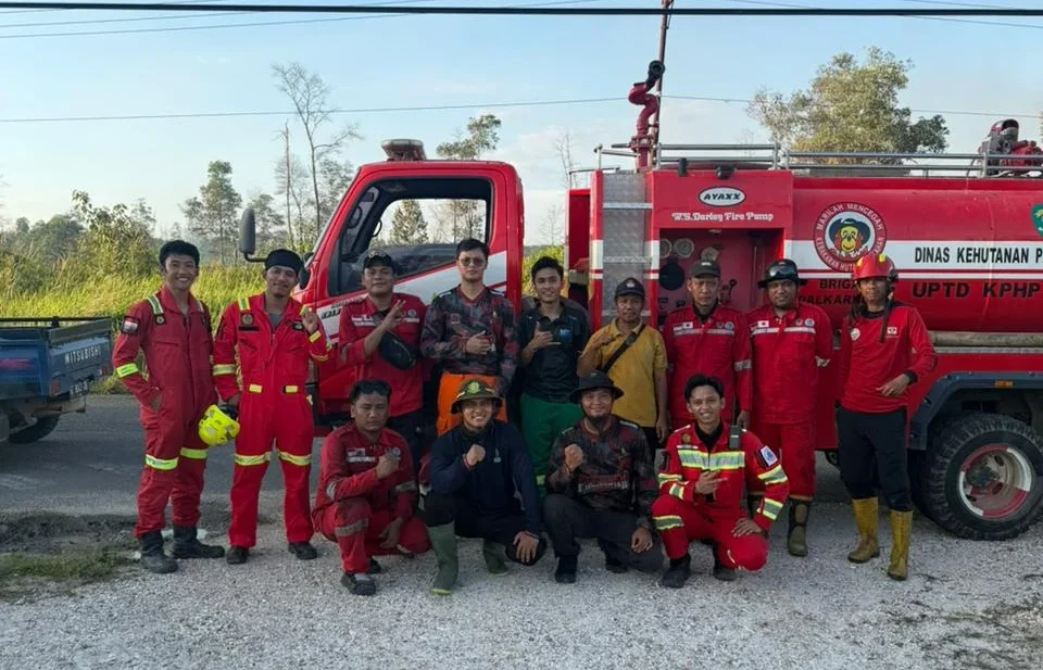 Tim ERG PT Berau Coal bersama OPD terkait membantu memadamkan karhutla di Kampung Tumbit Melayu, Kecamatan Teluk bayur.