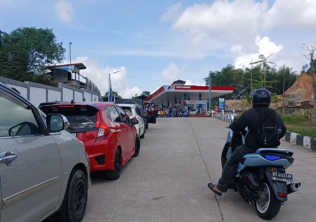 Antrean kendaraan di SPBU Sambaliung, Rabu (10/6/2026). (Adrikni/BT)