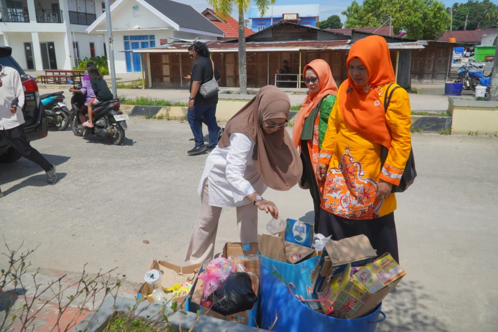 Bupati Berau, Sri Juniarsih, saat membersihkan sampah di kawasan Dermaga Tanjung Batu, Kecamatan Pulau Derawan, beberapa waktu lalu. (Prokopim)