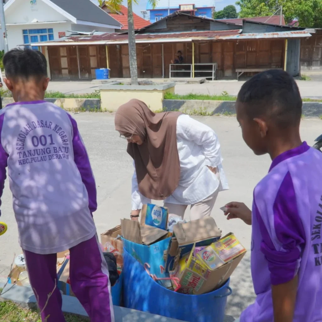 Bupati Berau, Sri Juniarsih, saat membersihkan sampah di kawasan Dermaga Tanjung Batu, Kecamatan Pulau Derawan, beberapa waktu lalu. (Prokopim)