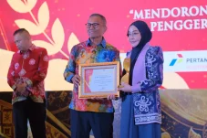 Kembangkan Wisata Tanpa Rusak Alam, Bupati Berau Raih Disway Top Regional Leader Award 2026