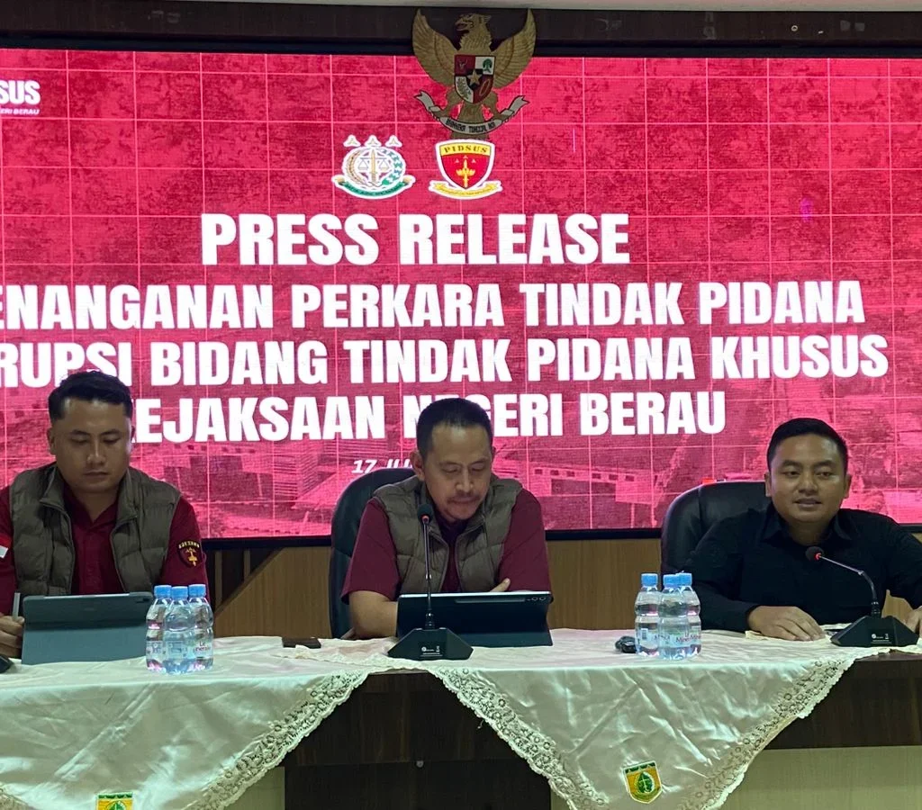 Kasi Pidsus Kejaksaan Negeri Berau, Erwin Adiabakti (tengah), bersama Kasi Intelijen Imam Ramdhoni (kanan) dan stafnya saat menyampaikan hasil penyidikan korupsi di bank himbara Talisayan, Rabu (17/6/2026).