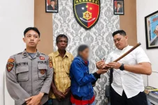 Sadar Hukum, Mantan Penjaga Goa Walet di Suaran Sukarela Serahkan Senjata Api Rakitan