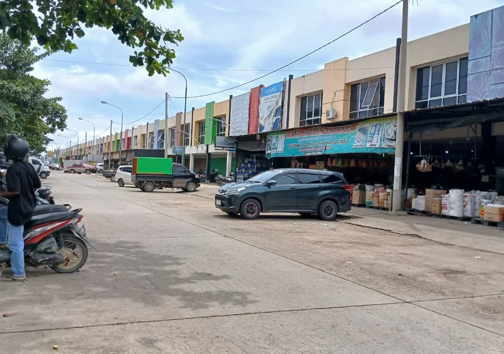 Beberapa titik tempat parkir pengunjung di Pasar Sanggam Adji Dilayas. (Adrikni/BT)