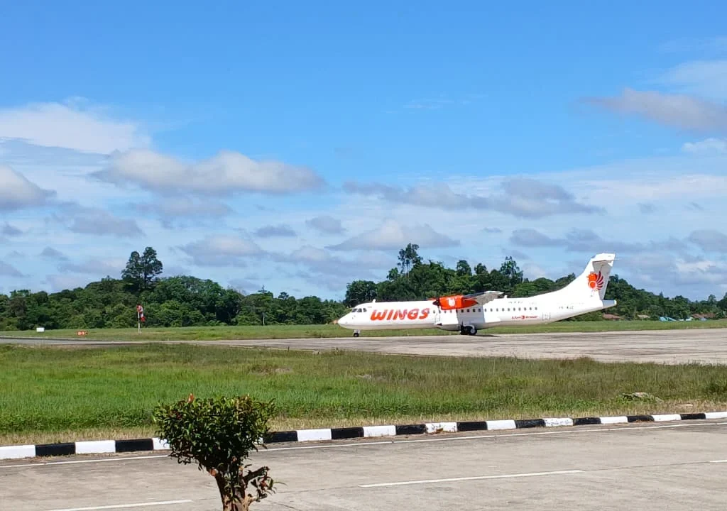 Pesawat maskapai Wings Air di Bandara Kalimarau, Berau. (ADRIKNI/BT)