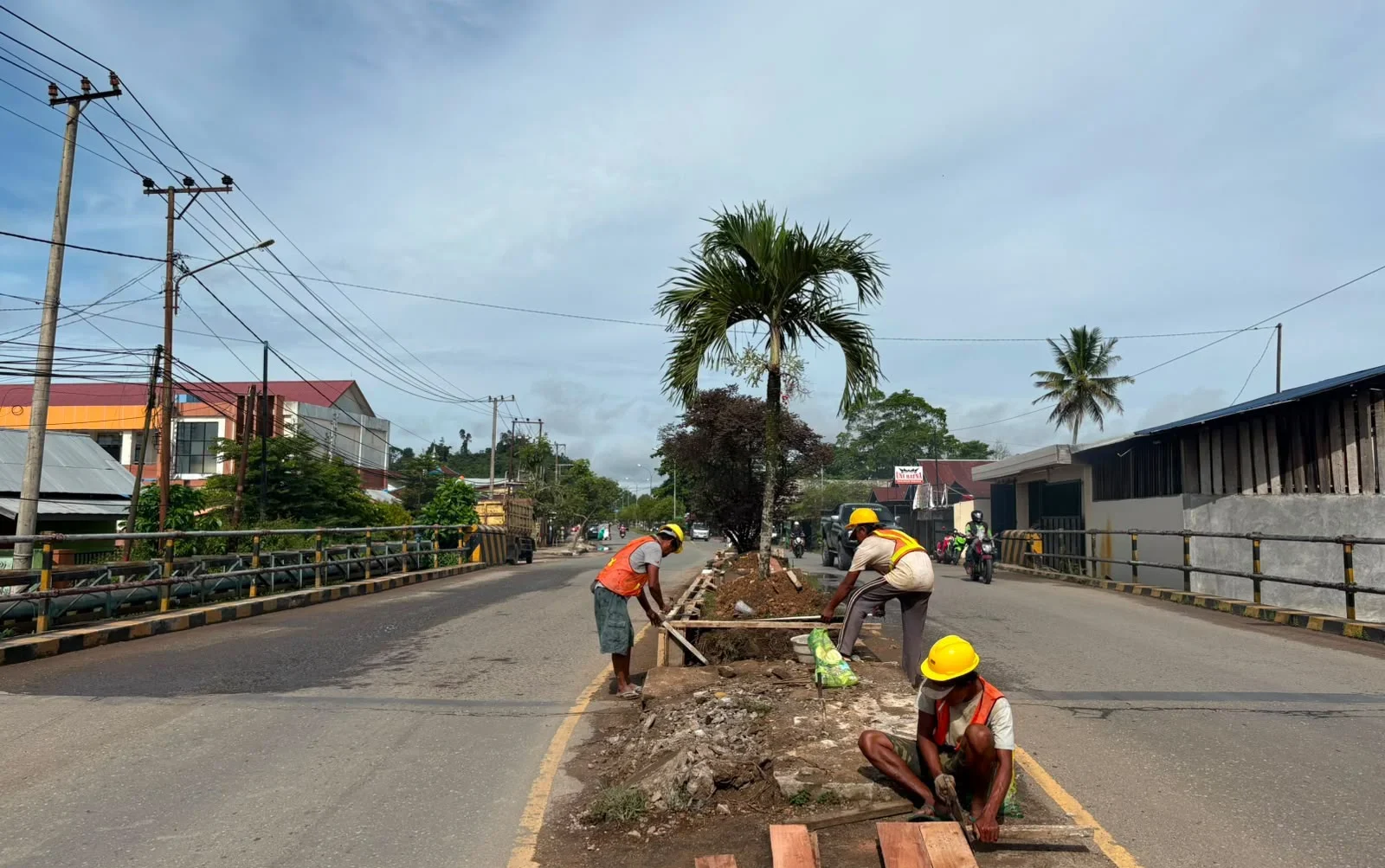 Pekerja sedang melakukan perbaikan Jembatan Rinding di Kecamatan Teluk Bayur, Selasa (23/6/2026).