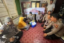 Peringati HUT ke-80 Bhayangkara, Polsek Pulau Derawan Salurkan Bansos untuk Pesantren dan Warga Kurang Mampu