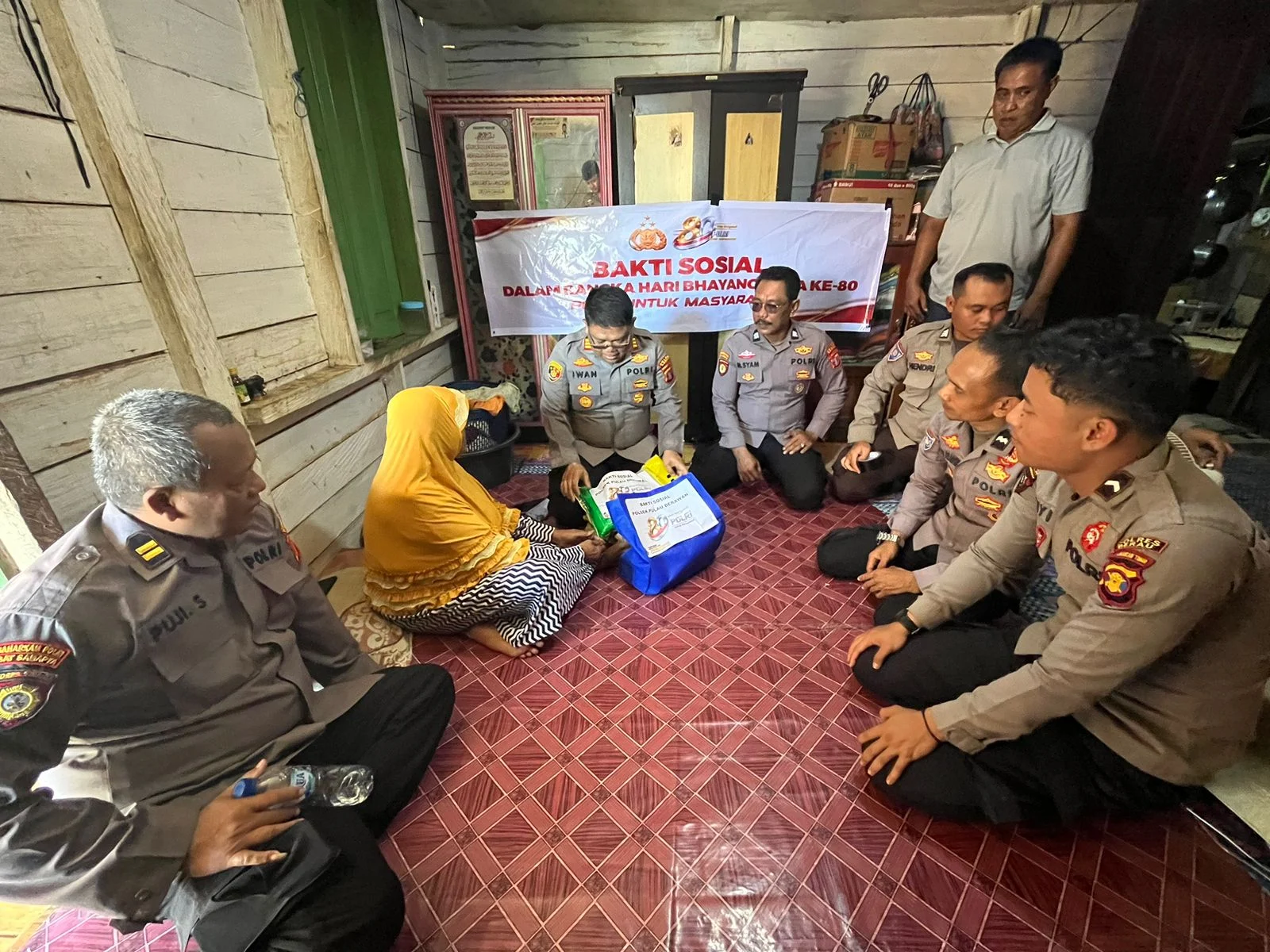 Peringati HUT ke-80 Bhayangkara, Polsek Pulau Derawan Salurkan Bansos untuk Pesantren dan Warga Kurang Mampu