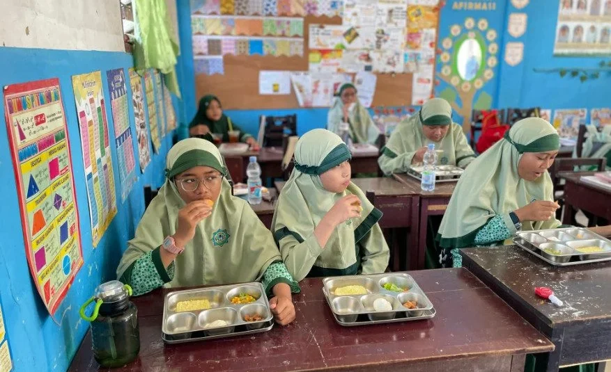 Siswa SD di Berau yang sedang menikmati Makan Bergizi Gratis (MBG). (IST)