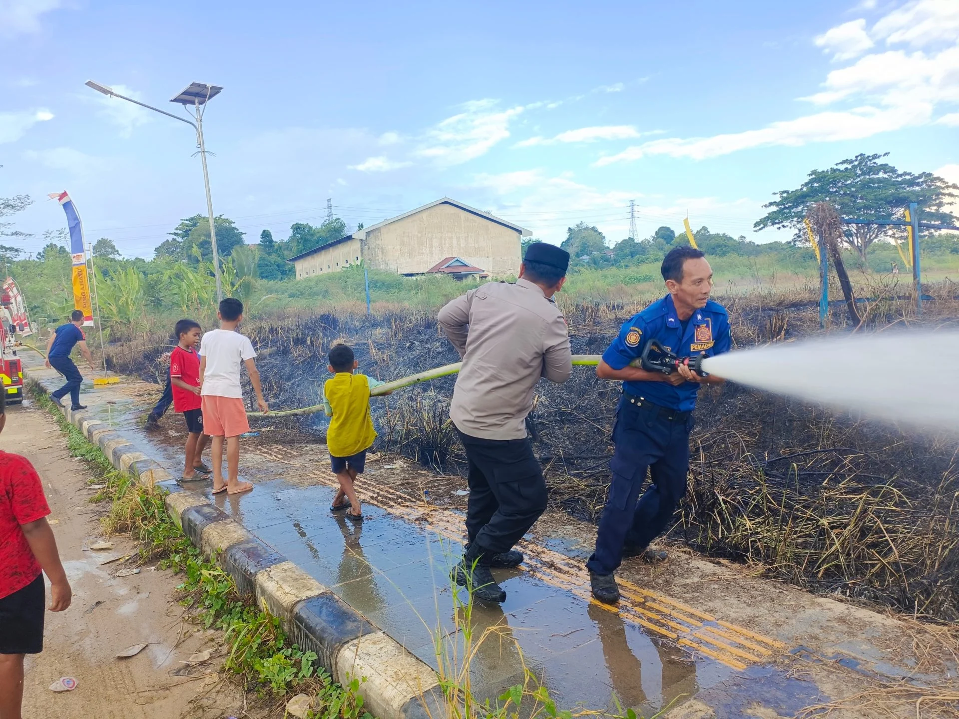 Ditinggal Jalan-Jalan, Api Bakar Sampah Nyaris Hanguskan Lapangan Sepak Bola di Sambaliung
