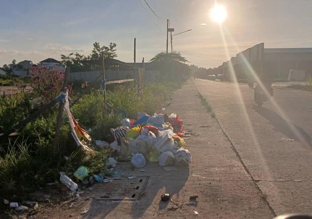 Kondisi tumpukan sampah di Jalan Padat Karya, Gunung Panjang, beberapa waktu lalu, yang disinggung Bupati Berau. (Adrikni/BT)