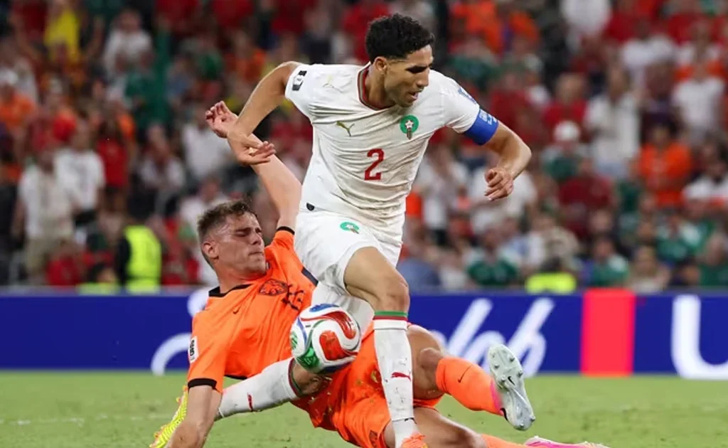 Achraf Hakimi di Laga babak 32 besar Piala Dunia Belanda vs Maroko (fifa.com)