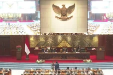 DPR RI Sahkan RUU Perlindungan Ketenagakerjaan, Atur soal Jam Kerja hingga Status PKWT