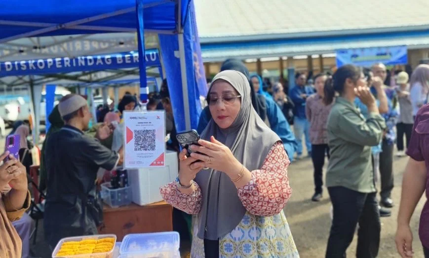 Bupati Berau Sri Juniarsih melakukan pembayaran menggunakan QRIS saat Pasar Ikan Murah beberapa waktu lalu. (Prokopim)
