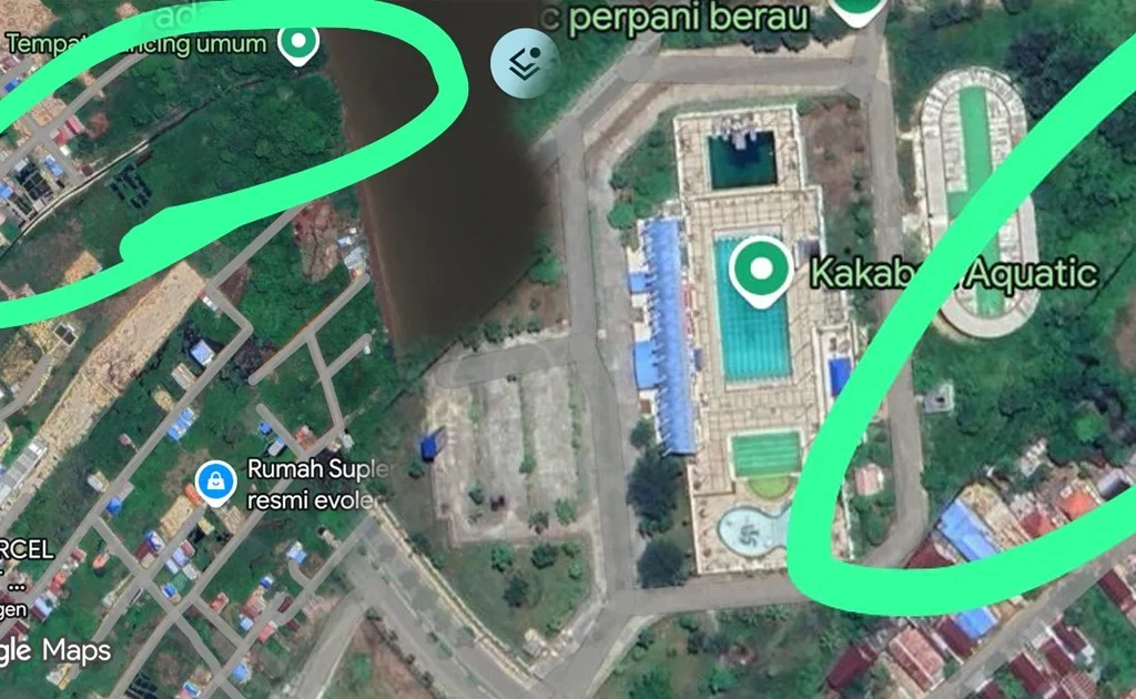 Foto udara lokasi tanaman gulma diduga menjadi penyumbat jaringan drainase di Jalan Gatot Subroto, Sei Bedungun, Tanjung Redeb, Berau (Google Maps)