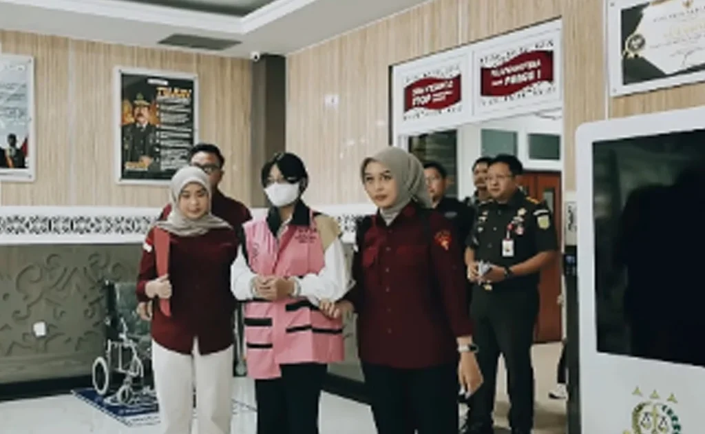 Kejari Samarinda menahan tersangka EFS dalam kasus korupsi di PT Pegadaian Kota Samarinda (Instagram/@kejari.samarinda)
