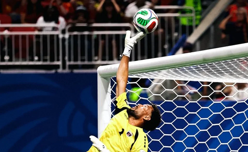 Kiper Vozinha di laga Spanyol vs Cape Verde (fifa.com)