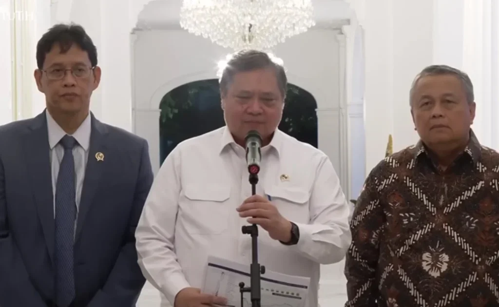Menkeu Purbaya Yudhi Sadewa, Menko Perekonomian Airlangga Hartarto, Gubernur BI Perry Warjiyo (YouTube/BPMI Setpres)