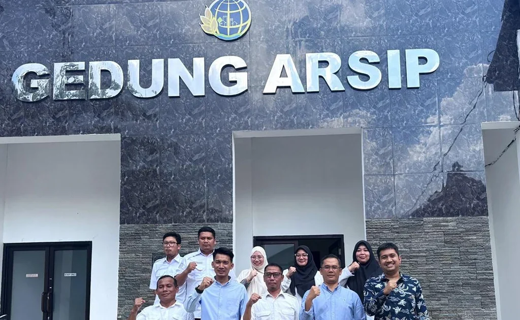 Jajaran PT PLN (Persero) UIP Kalimantan Bagian Timur bersama Kantor Pertanahan Kota Bontang melakukan foto bersama usai kegiatan penyerahan sertipikat aset lahan GI 150 kV Bontang Lestari di Kantor Pertanahan Kota Bontang.