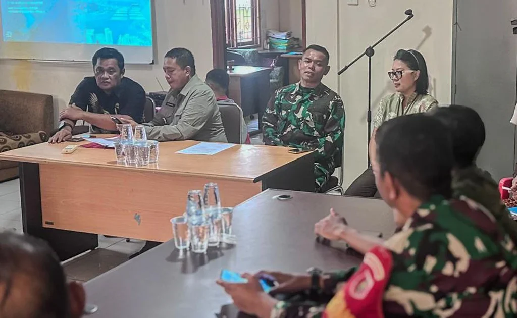 PLN UPP KLT 1 menyampaikan penjelasan kepada para pihak terkait dalam Sosialisasi Nilai Tanah Tapak Tower SUTT 150 kV Incomer 2 Phi GI Samboja. Melalui dialog bersama, PLN memastikan proses pengadaan tanah berjalan transparan, tertib, dan sesuai ketentuan yang berlaku.