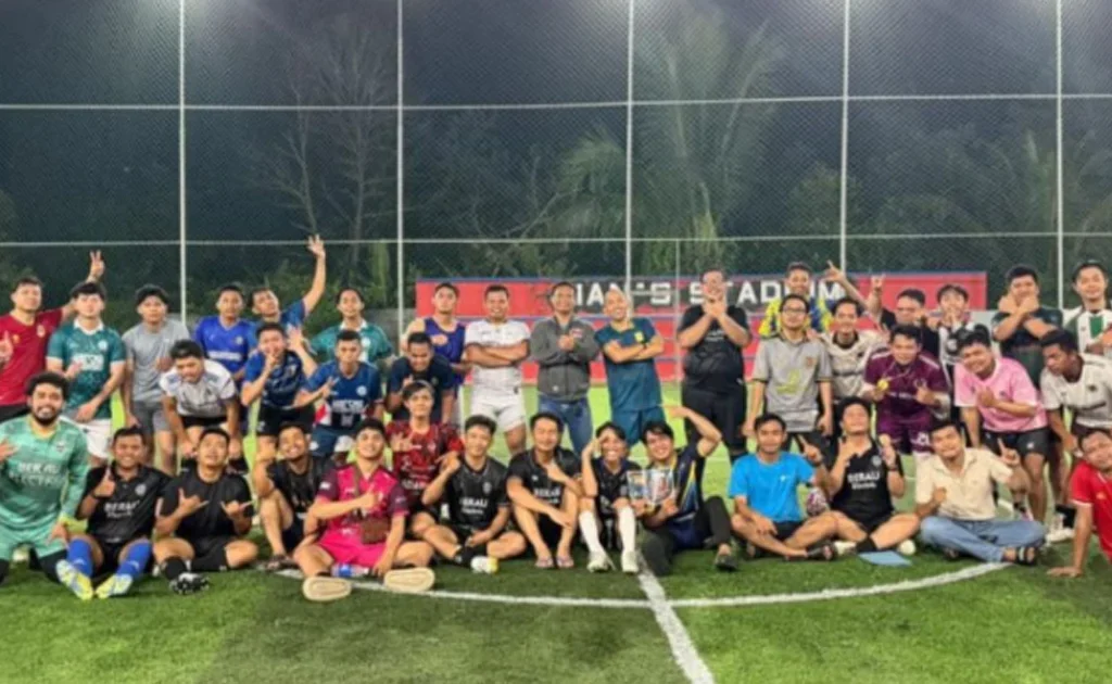 Foto bersama peserta GOALaborasi Sinergi Trofeo 2026 antara PLN Berau, PWI Berau dan Polres Berau