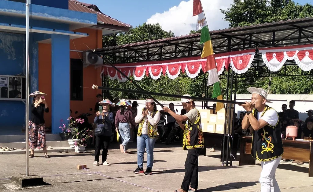 Penyelenggaraan lomba menyumpit yang digelar Polsek Kelay dalam rangka Hari Bhayangkara ke-80, Minggu (21/6/2026).
