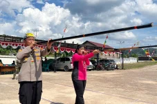 Peringati Hari Bhayangkara, Polsek Kelay Ajak Warga Lestarikan Budaya Lewat Lomba Menyumpit