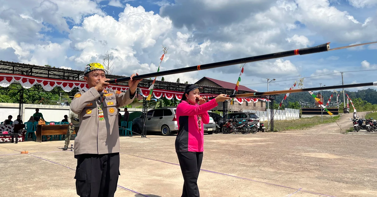 Peringati Hari Bhayangkara, Polsek Kelay Ajak Warga Lestarikan Budaya Lewat Lomba Menyumpit