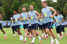 Sialnya Timnas Inggris di Piala Dunia: Jersey Dicuri hingga Base Camp Kena Badai