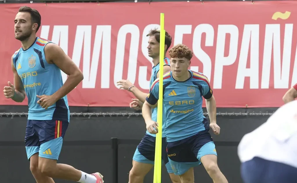 Victor Munoz di sesi latihan Timnas Spanyol (X/@sefutbol)