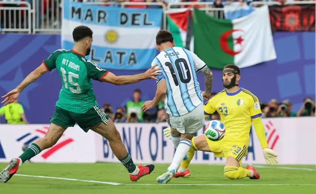 Rayan Ait-Nouri dan Lionel Messi di laga Argentina vs Aljazair (fifa.com)