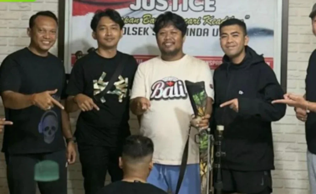 Jajaran Reskrim Polsek Samarinda Ulu saat mengamankan pelaku penembakan terhadap mahasiswi (Instagram/@polsek_samarinda_ulu)