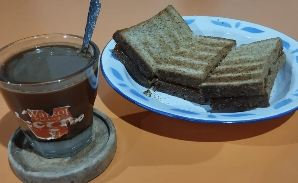 Menu kopi dan kaya toast di Warkop Daeng Iccang, Tanjung Redeb, Berau (Fawdi/BT)