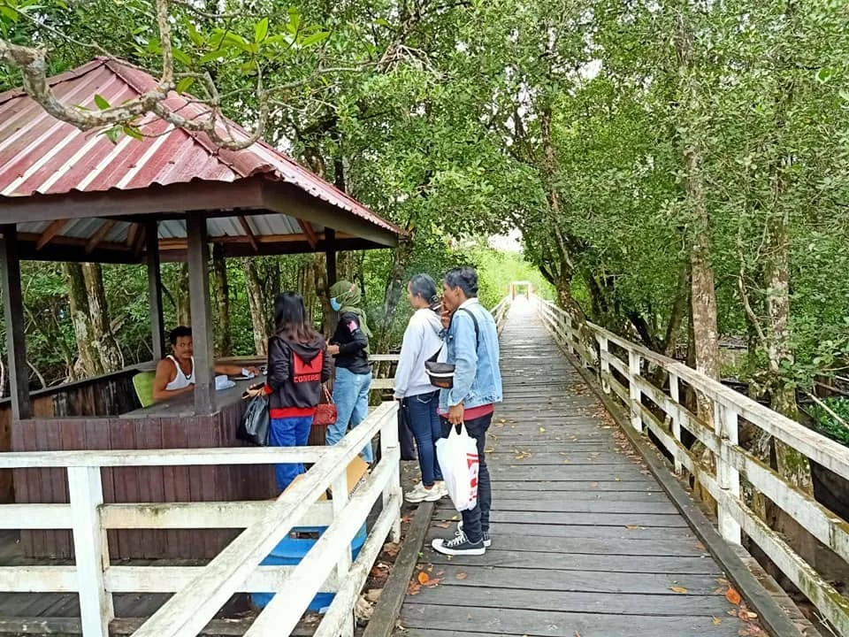 Murid sekolah dan guru mengikuti wisata edukasi di Wisata Hutan Mangrove Tanjung Batu. (facebook/Mangrove Tanjung Batu Derawan)