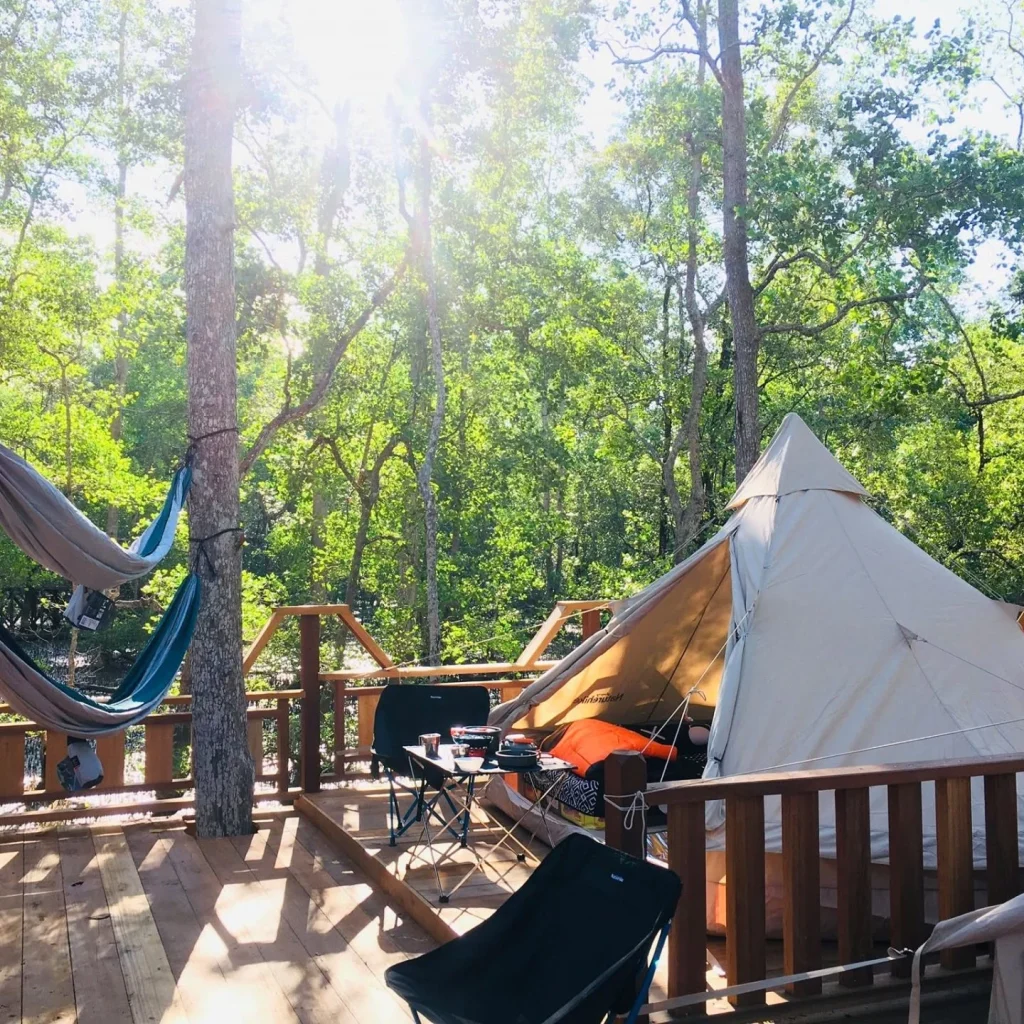 Fasilitas glamping di destinasi wisata Mangrove Kampung Teluk Semanting. (facebook/Ahmad Syaifullah)