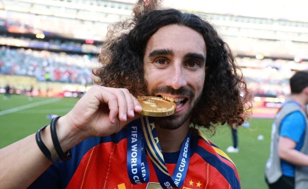 Bek sayap Spanyol, Marc Cucurella mengangkat trofi piala dunia 2026. (x/@madrid_total2)
