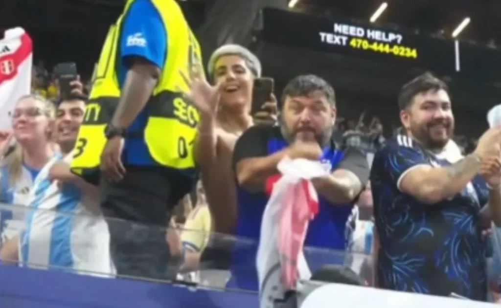 Tindakan rasisme oleh salah satu pendukung Argentina di Piala Dunia 2026. (x/@superter_media)