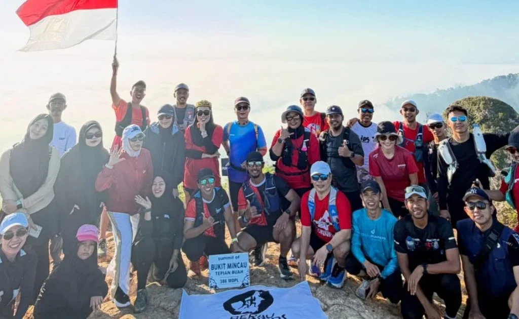 Pendaki yang berhasil naik ke Bukit Mincau Segah. (instagram/@pokdarwis_alo_malau)