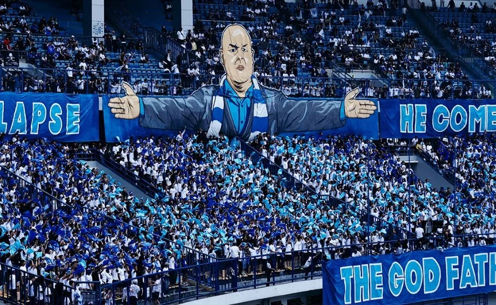 Koreo para Bobotoh saat mendukung Persib Bandung di kandang sendiri. (x/@persib)