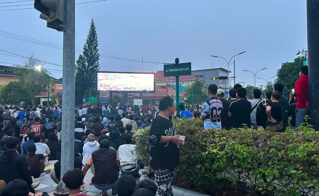 Suasana nonton bareng Piala Dunia 2026, di Simpang KFC Tanjung Redeb. (Dini Diva/BT)
