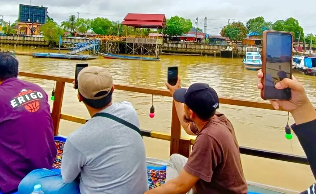 Kapal wisata yang digunakan untuk menyusuri sungai besar di Berau. (facebook/Anjar Wahyu Ning Tyas)