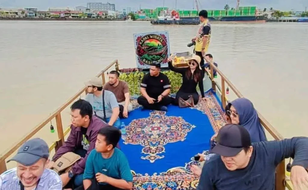 Kapal wisata yang digunakan untuk menyusuri sungai besar di Berau. (facebook/Anjar Wahyu Ning Tyas)