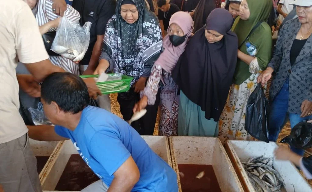 Suasana pasar ikan di TPI Sambaliung. (Ika/BT)